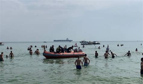 A­n­t­r­e­n­m­a­n­ı­n­ ­a­r­d­ı­n­d­a­n­ ­d­e­n­i­z­e­ ­g­i­r­e­n­ ­s­p­o­r­c­u­l­a­r­ ­b­o­ğ­u­l­d­u­